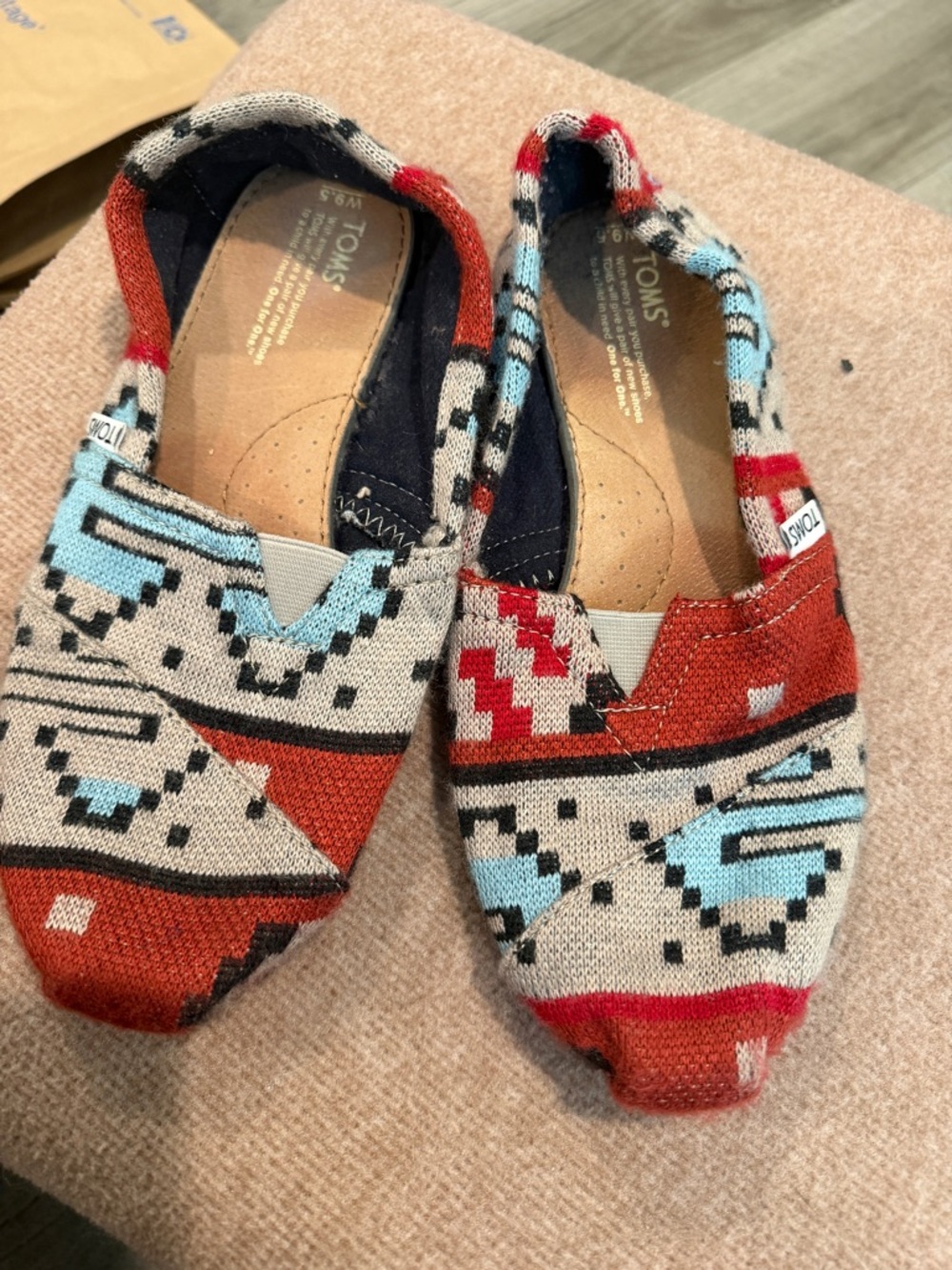 TOMS Slip-On Shoes with Southwestern Pattern Aztec boho hippie- size 9.5